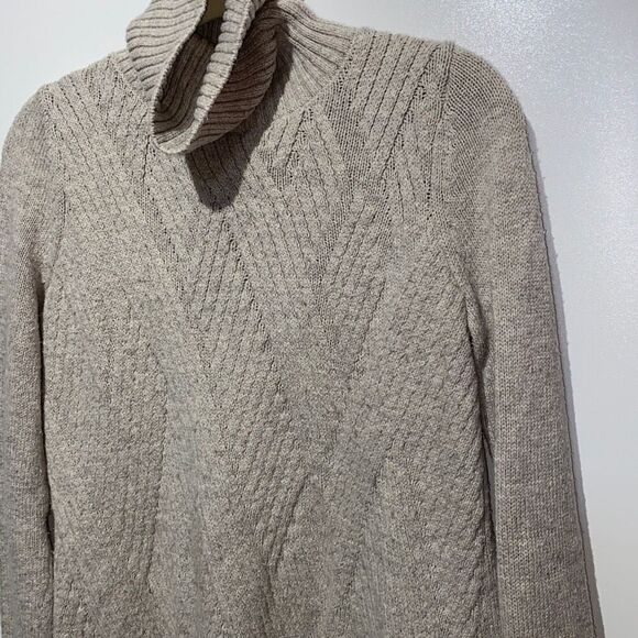 Banana Republic Women's Tan Slit Asymmetrical Hem Long Sleeve Sweater Size Small - Picture 4 of 10